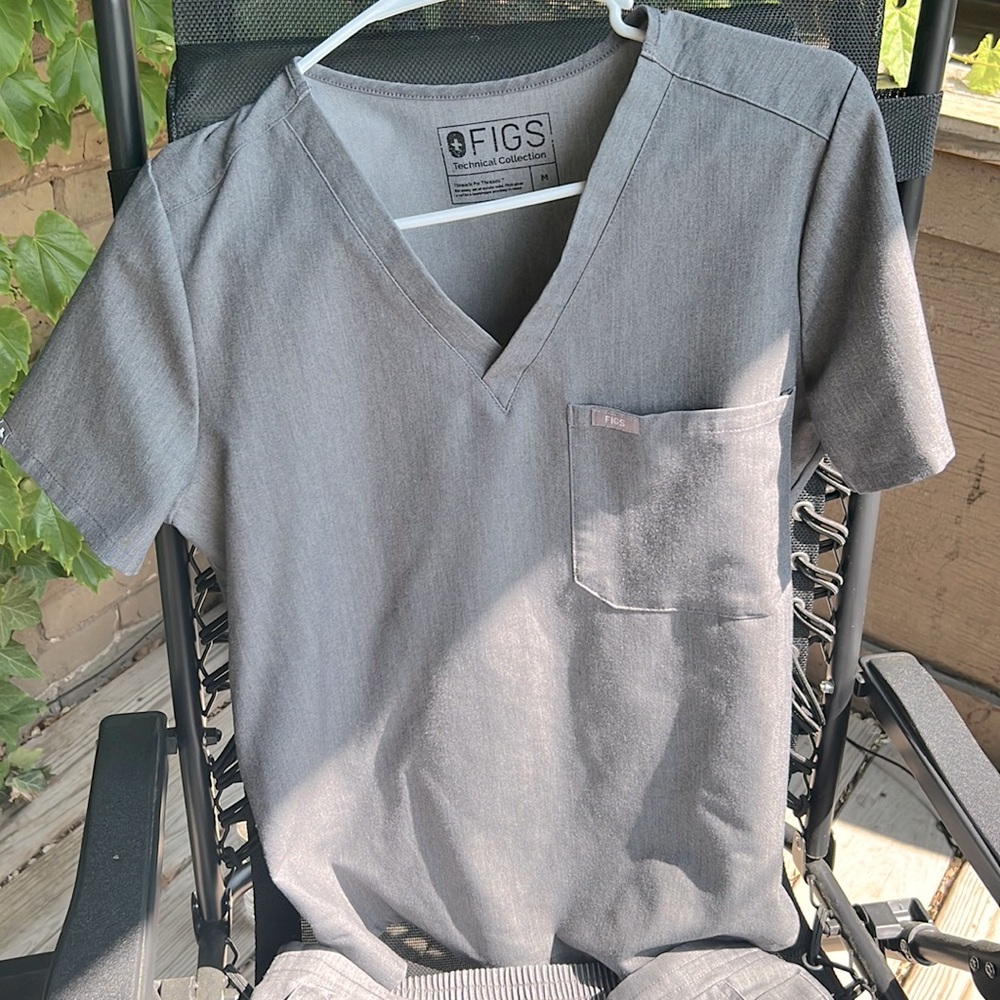 Figs scrub set in graphite size medium